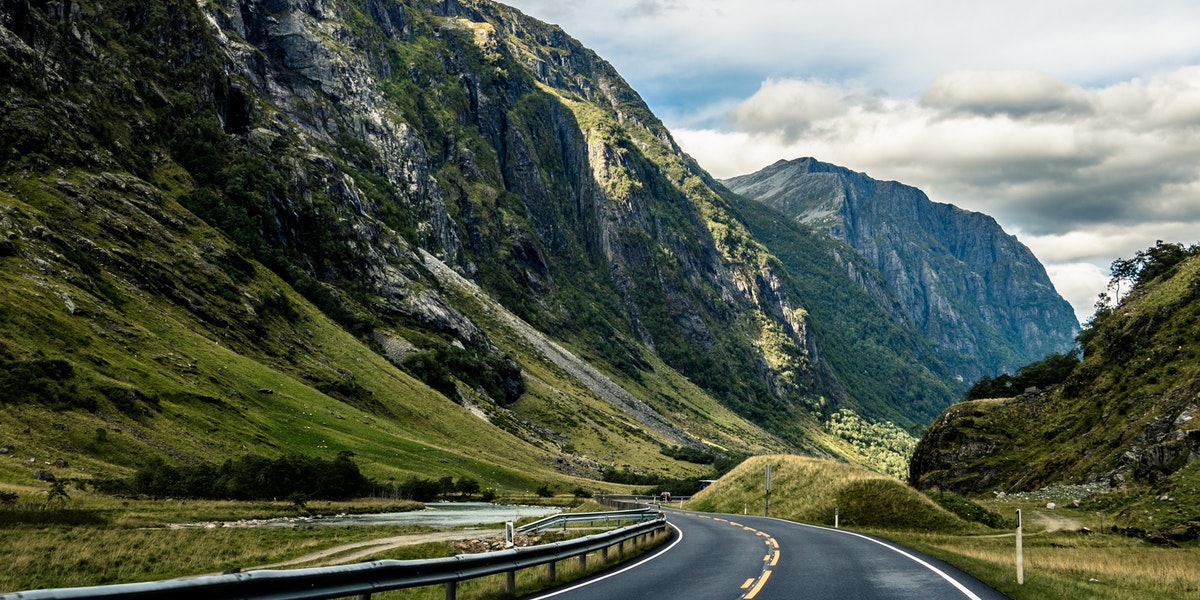 Bilde av naturromantisk veistrekning i en norsk dal
